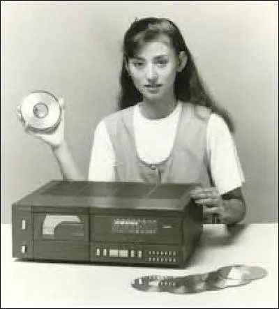 Quel objet fait son apparition dans les magasins en 1982 ?