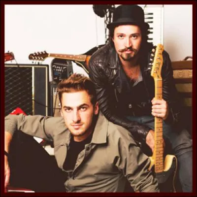 Quel est le nom du groupe avec lequel il a créé la chanson "Happy Mistakes" ?