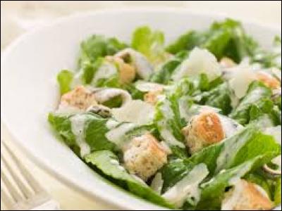 Où la salade César commença-t-elle par être servie ?