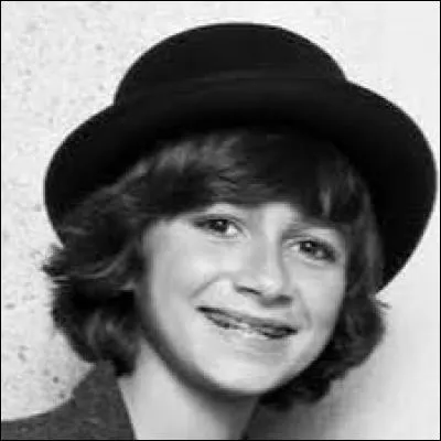 Pourquoi Esteban ne chantait pas avec les autres auparavant ?