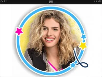 Qui est cette fille aux cheveux ondul&eacute;s ?