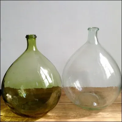 Comment appelle-t-on cette bouteille que l'on transporte dans un panier ?