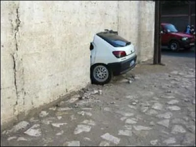 Dans quel pays connu pour son rallye cet automobiliste a-t-il raté son créneau ?