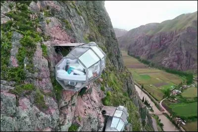 Si vous n'avez pas le vertige dans quel pays irez-vous dormir à flanc de falaise ?