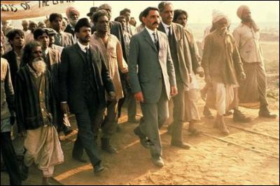 Film avec Ben Kingsley, Oscar du meilleur film en 1983. Il retrace la vie de "mahatma".