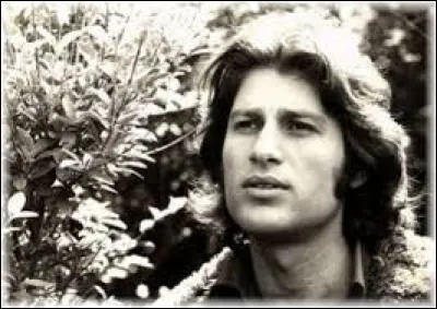 En 1976, Mike Brant rencontre le succès avec le tube "Et si tu n'existais pas".