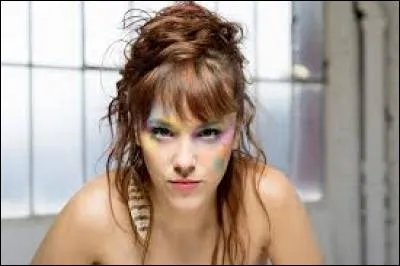 Quelle chanteuse a récemment repris le titre "Sous le ciel de Paris" ?