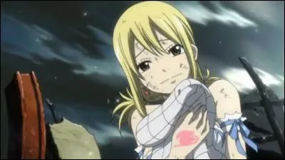 Après le combat contre maître Ades, Lucy a-t-elle volé l'écharpe de Natsu ou Natsu l'a-t-il perdue et Lucy lui a redonnée ?