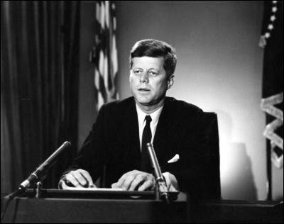 Le 22 octobre 1962, le monde est au premier jour d'une très grave crise. Le Président américain Kennedy s'adresse aux Soviétiques. Pour quelle raison ?