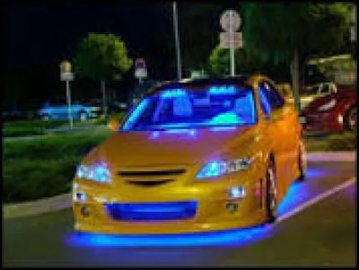 Cette voiture a-t-elle des néons ?
