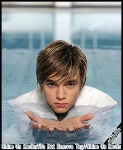 Qui est ce chanteur et acteur ?