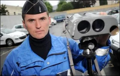 Trouvez le nom de cet insecte à l'aide de cet homme !