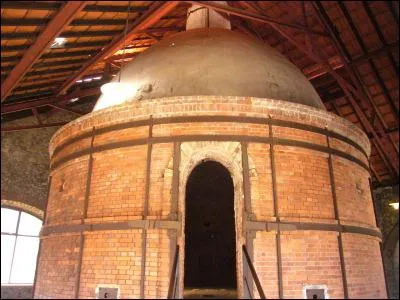 Le four des Casseaux situé en Limousin est resté en activité jusqu'en 1955. Il est l'un des derniers représentants des fours à porcelaine du XIXe siècle et le seul à être classé monument historique. D'après vous où se situe-t-il précisément ?
