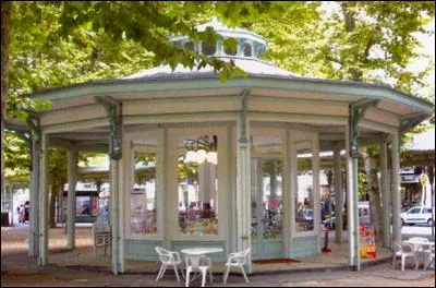 Ses eaux sont célèbres dans le monde entier, mais aussi ses pastilles confectionnées à partir de l'eau de source. Quelle est cette ville hautement historique située dans l' Allier ?