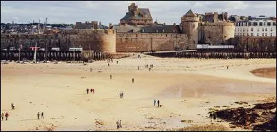 Tous ces Malouins, Jacques Cartier, Robert Surcouf et François-René de Chateaubriand, ont écrit une page d'histoire de ce port de commerce situé en Ile-et-Vilaine. Dans quel port les situeriez-vous précisément ?