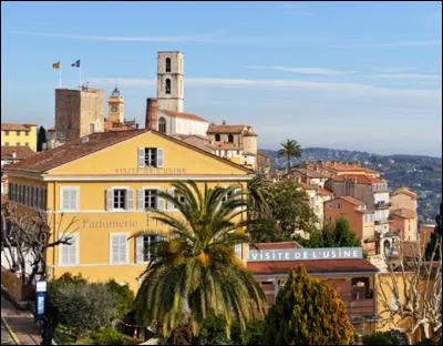 On vient de loin pour visiter le musée international de la parfumerie qui fait partie intégrante de cette ville renommée pour la qualité de son air. Quelle est cette citée médiévale située entre mer et montagne ?