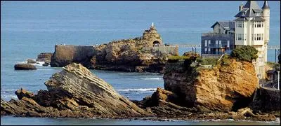 Qui a dit en parlant de la plage des Rois située dans le département des Pyrénées-Atlantique : "Quand on se prend à hésiter entre deux plages, l'une d'elles est toujours Biarritz" ?