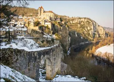 Si cher à l'illustre poète et écrivain André Breton, quel est ce site médiéval perché au dessus de la rivière Lot, qui a été élu village préféré des Français en 2012 ?
