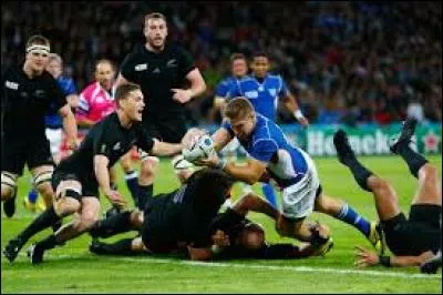 Comment est le ballon avec lequel on joue au rugby ?