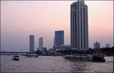 Quel est le nom du fleuve qui traverse Bangkok ?