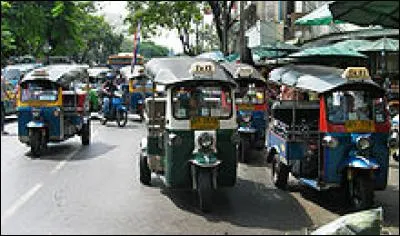 Quel est le moyen de transport original très souvent utilisé dans les villes thaïlandaises ?