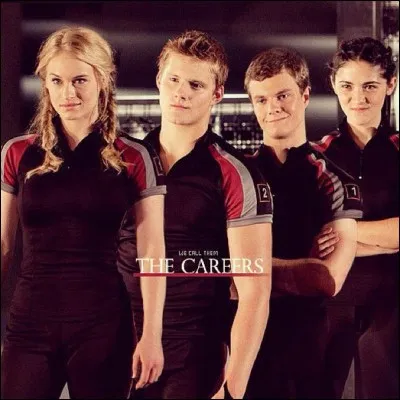 Lorsque les "carrière" surveillaient Katniss qu'a-t-elle fait pour qu'ils partent ?