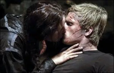 Peeta ne veut pas que Katniss parte au buffet ; comment Katniss fait-elle pour y aller ?