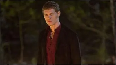 Dans la saison 2, Klaus va se servir d'Elena pour :