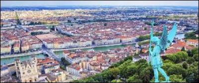 De quand date la fondation de la ville de Lyon, en tant que puissante cité ?