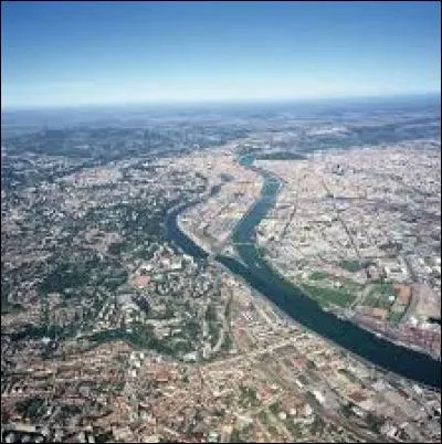Au confluent de quels fleuve et rivière a été construite la ville de Lyon ?