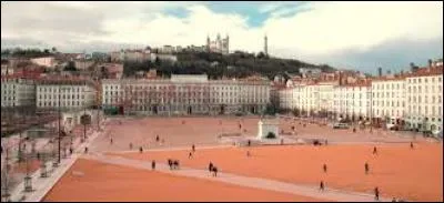 Quel est le nom de la plus grande place piétonne de Lyon, classée parmi l'une des plus importantes d'Europe ?