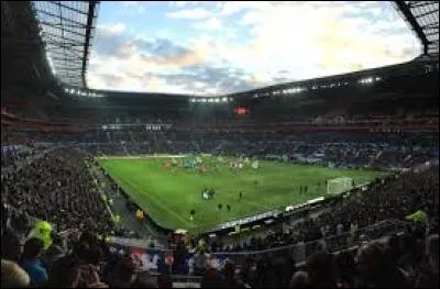 Comment se nomme le nouveau stade où se déroulent les matchs de football accueillant l'Olympique lyonnais ?