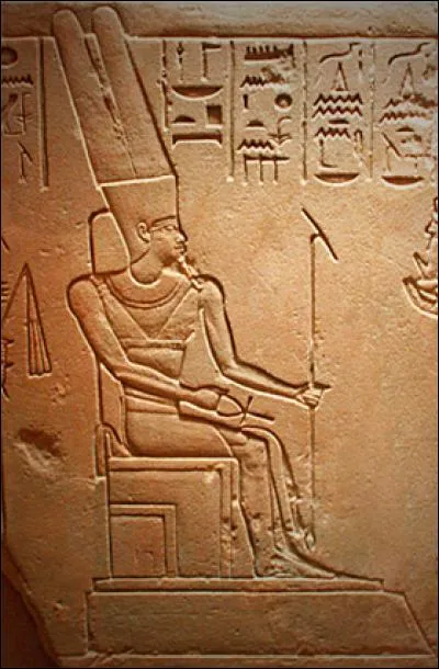 D'abord dieu local de Thèbes, je finis par m'imposer au cours du Moyen et du Nouvel Empire alors que Thèbes devient capitale de l'Egypte. Je deviens alors le roi des dieux, unificateur de l'Egypte et dieu cosmique en fusionnant avec le dieu du soleil. Qui suis-je ?