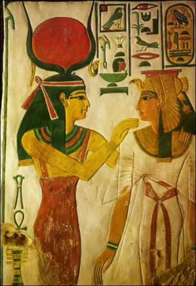 Je suis la fille du dieu du soleil, parfois aussi son épouse ou sa mère. Je suis la vache sacrée et la déesse de l'amour, de la joie, du vin, de la musique et de la danse. De nombreuses fêtes sont données en mon honneur. Qui suis-je ?