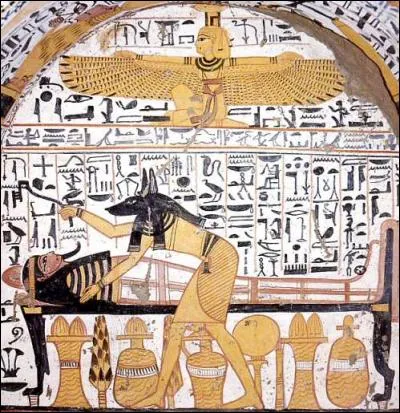 Je participe à la reconstitution du corps du dieu des morts. Protecteur des défunts et des tombes, dieu de la momification et des funérailles, j'introduis le défunt dans la salle du jugement où j'assiste à la pesée du cur. Le prêtre embaumeur porte un masque à mon effigie. Qui suis-je ?