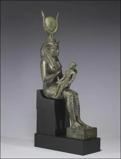 Je suis la soeur et l'épouse du dieu des morts. Sous la forme d'un oiseau, je m'unis à mon époux défunt et parviens à le réanimer tout en lui donnant un enfant. Je suis la déesse de la fertilité et de la maternité. Qui suis-je ?