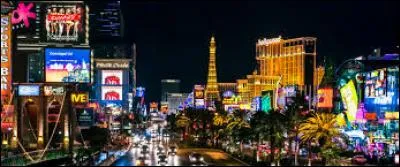 Vous avez décidé de poursuivre votre voyage jusqu'à Las Vegas, avec une voiture de location. Combien de kilomètres devrez-vous parcourir par la route entre Washington et "Sin City" (Las Vegas) ?