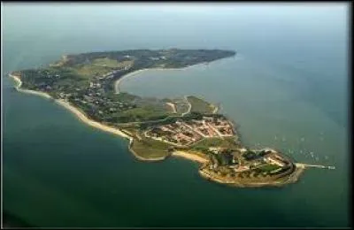 Plus petite commune du département de la Charente-Maritime, Napoléon Ier séjourne sur l'île une semaine, du 8 au 15 juillet 1815, avant de quitter à jamais la terre de France. C'est d'ici qu'il embarque, pour l'île de Sainte-Hélène.