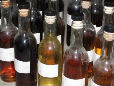 Vin de liqueur obtenu par mélange de moût de raisin et de cognac. Il bénéficie d' une appellation d'origine contrôlée. Blanc, rosé ou rouge, on peut le servir, en entrée, dans un demi-melon ou avec du foie gras. C'est le :