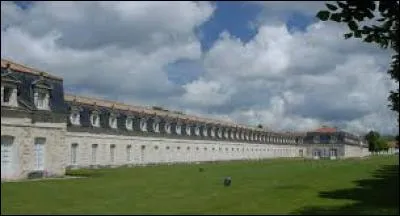 La Corderie royale - Centre international de la mer est un vaste ensemble muséal situé au cur de l'arsenal maritime qui comprend également le Musée national de la Marine dans la ville de :