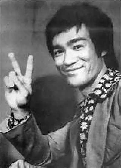 Cette citation de Bruce Lee "La vérité n'a pas de chemin. La vérité est vivante et par conséquent, changeante".
Dans son livre, Tao of Jeet Kune Do oui, mais en quelle année fut édité ce dernier ?