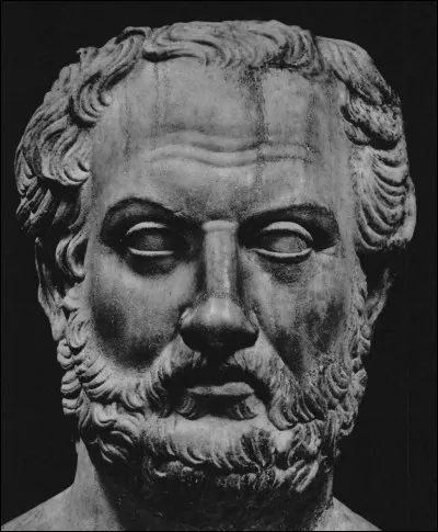 Né après le précédent, en - 460, il écrit "la guerre du Péloponnèse", récit historique où il raconte et analyse les événements. De qui s'agit -il ?