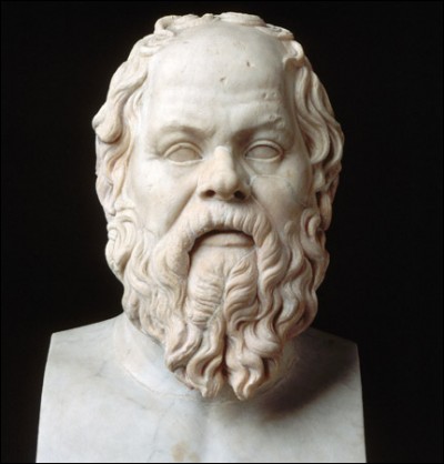 C'est l'un des plus grands penseurs de l'histoire de la philosophie mais il n'a laissé aucun écrit. Il vécut à Athènes, où il meurt en - 399, condamné à boire la cigüe. De qui s'agit-il ?