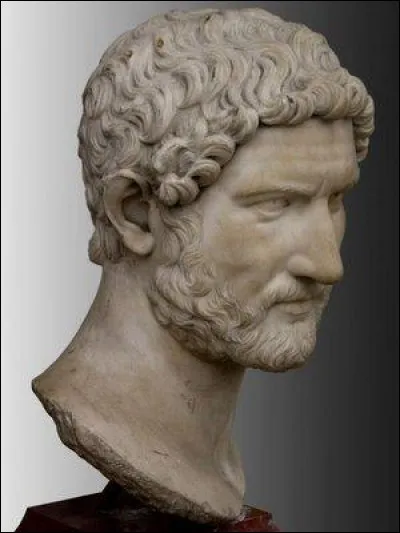 Il est le premier tyran d'Athènes à partir de - 560. A sa mort, il lègue à ses deux fils Hippias et Hipparque le régime tyrannique et une ville prospère et puissante. De qui s'agit -il ?