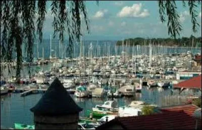 Commune de la région du Chablais dans le département de la Haute-Savoie dont elle est une sous-préfecture, cette ville est connue aussi pour la qualité de son eau commercialisée et son établissement thermal.