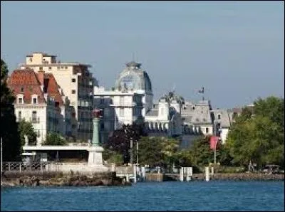 Ville thermale, son eau minérale exploitée par une filiale du groupe Danone est exportée dans le monde entier. Elle a accueilli le sommet du G8, du 1er au 3 juin 2003, et est le siège annuel d' un tournoi de golf féminin mondialement réputé.