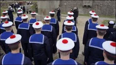 Dès l'âge de 16 ans, quelle école peuvent intégrer les volontaires au sein de la Marine nationale ?