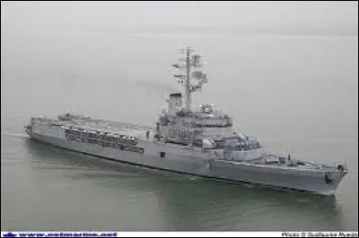 Croiseur porte-hélicoptères français, rentré de son ultime mission le 27 mai 2010 et retiré du service le 7 juin 2010, le nom de ce bâtiment est demeuré illustre, il s'agit de/du :