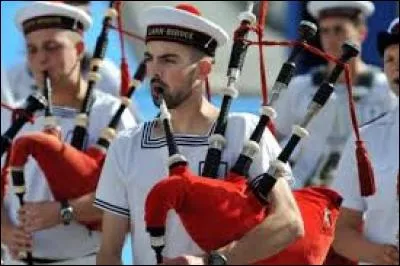 Quel nom porte le célèbre bagad qui représente la Marine nationale et la France dans diverses manifestations nationales et internationales ?
