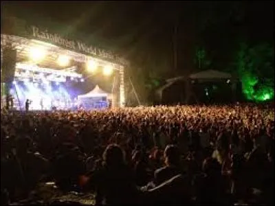 Où se déroule le festival Rainforest qui allie sport et musique ?